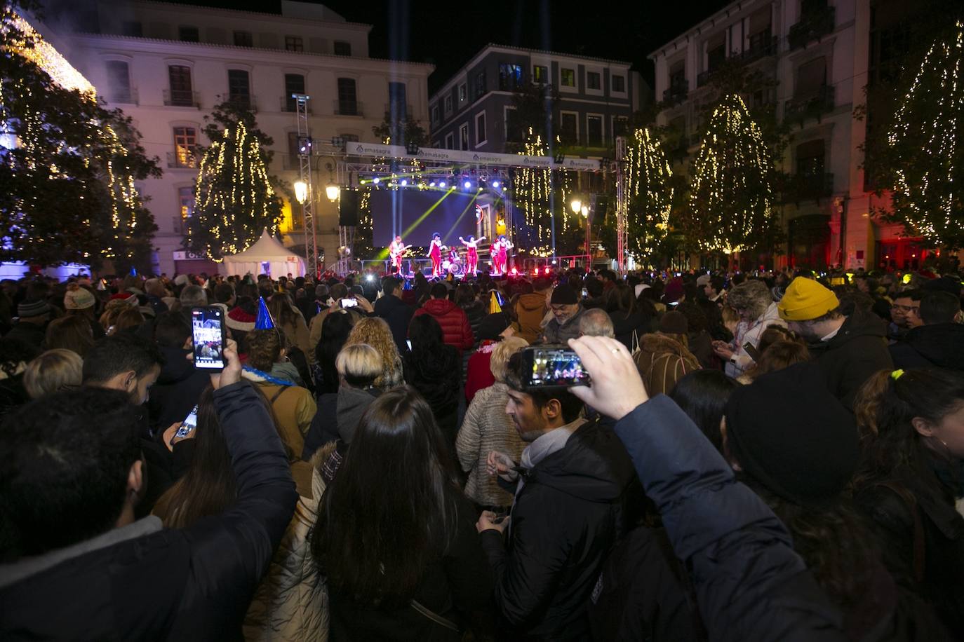 Miles de personas dsifrutaron de la Nochevieja en la capital