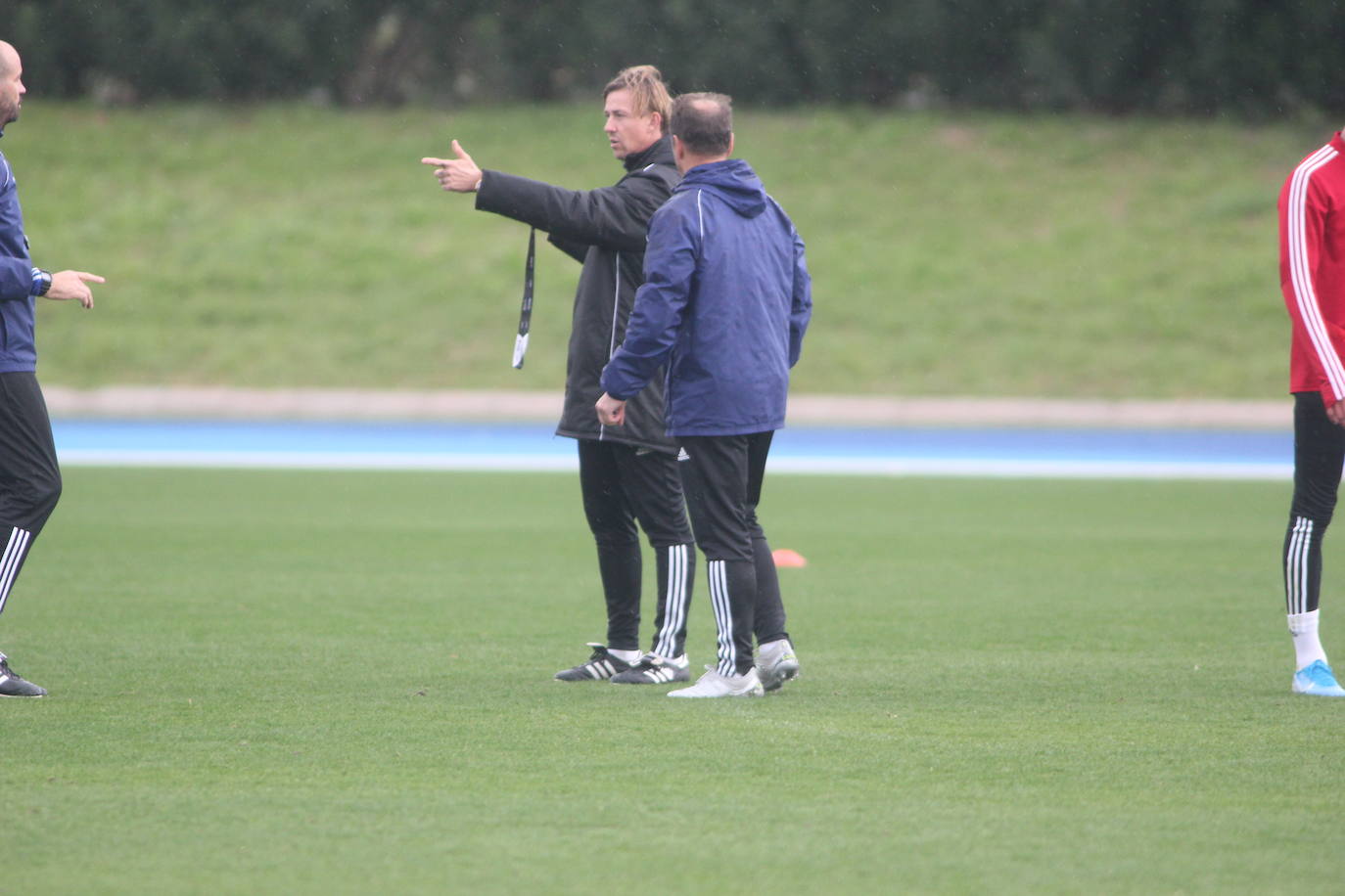 José María Gutiérrez hace indicaciones, acompañado por Antonio Ruiz. 