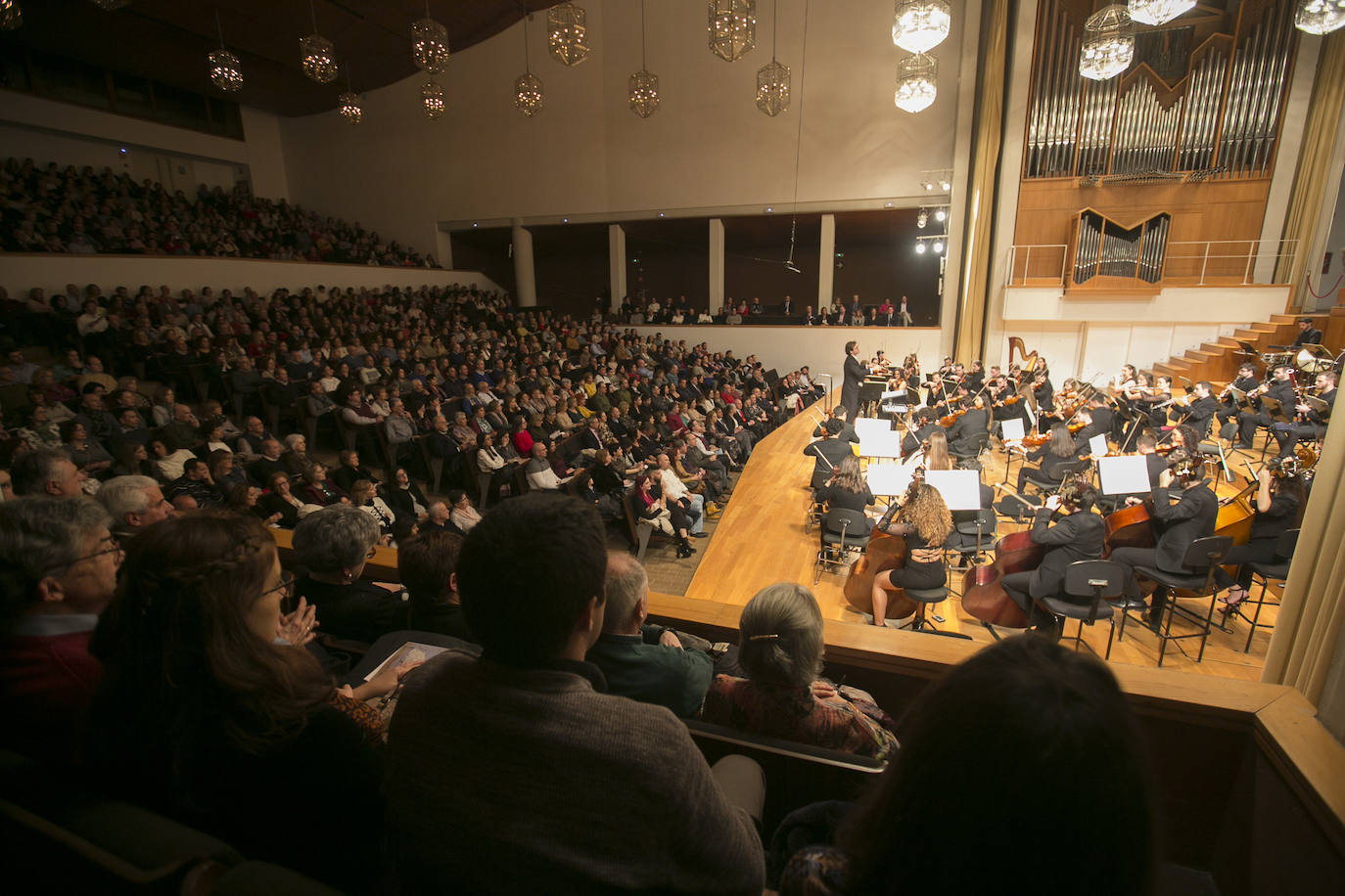 Buen ambiente y aforo completo en el Auditorio Manuel de Falla, ayer.