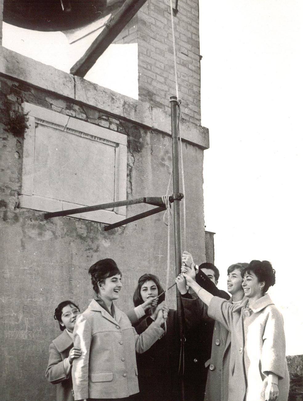 Jóvenes tiran de la campana de la Torre de la Vela en una Granada de otra época.