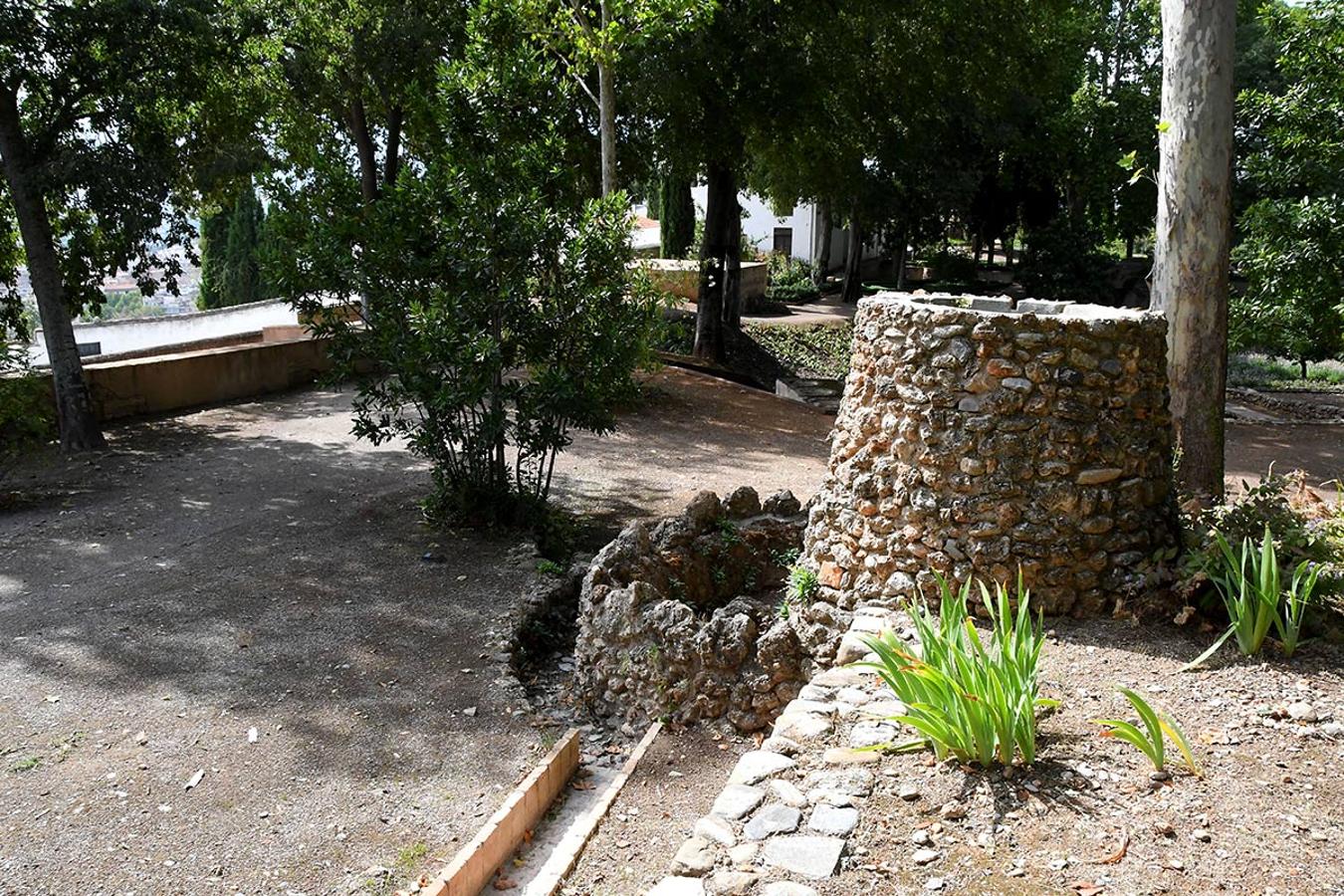 El Carmen de los Catalanes, jardines y estanques en peña Partida a la vista de la Alhambra 