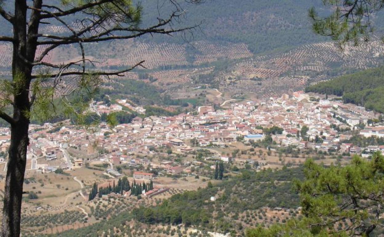 La mujer ha aparecido con la cabeza bajo un coche.