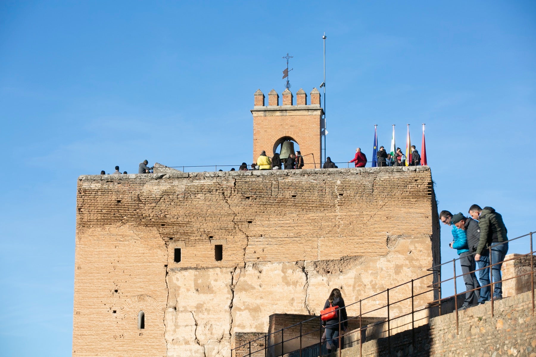 Fotos: Se cumple la tradición de tocar la campana de la Torre de la Vela el 2 de enero