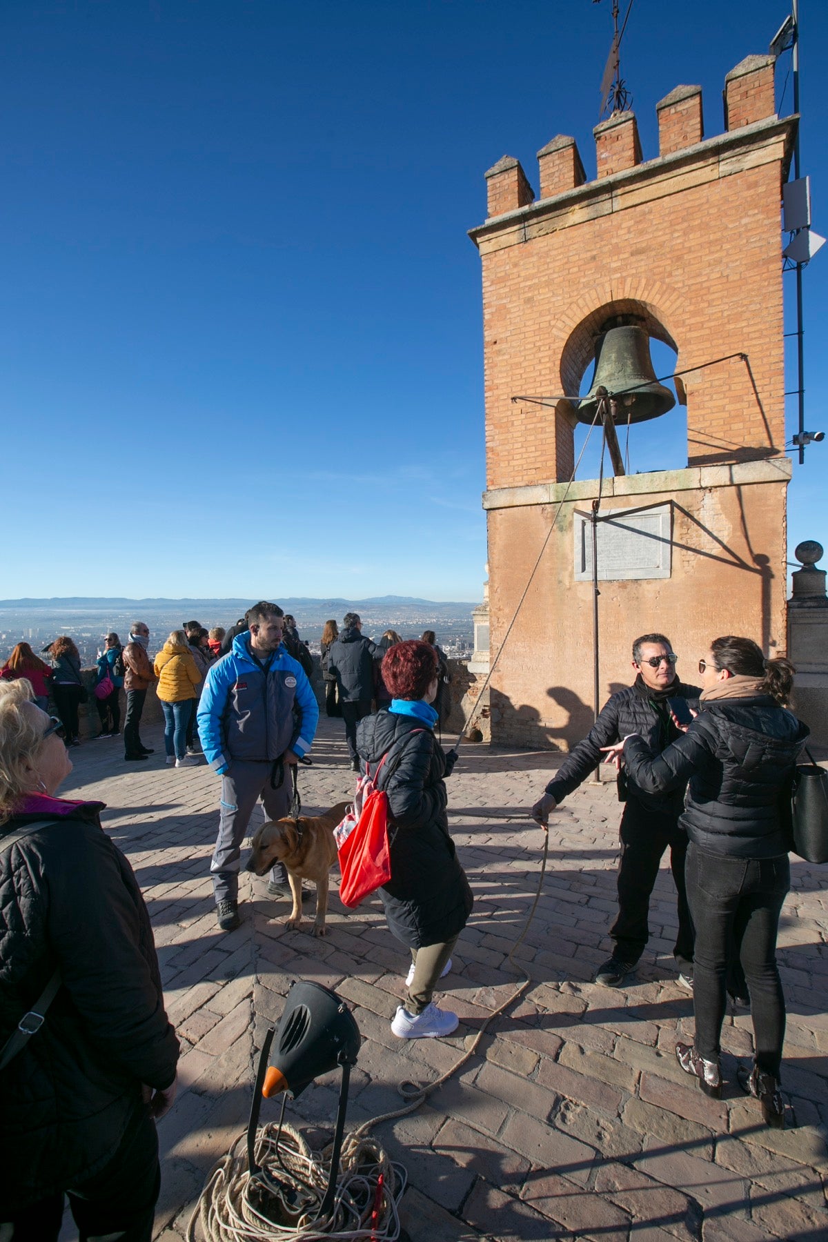 Fotos: Se cumple la tradición de tocar la campana de la Torre de la Vela el 2 de enero