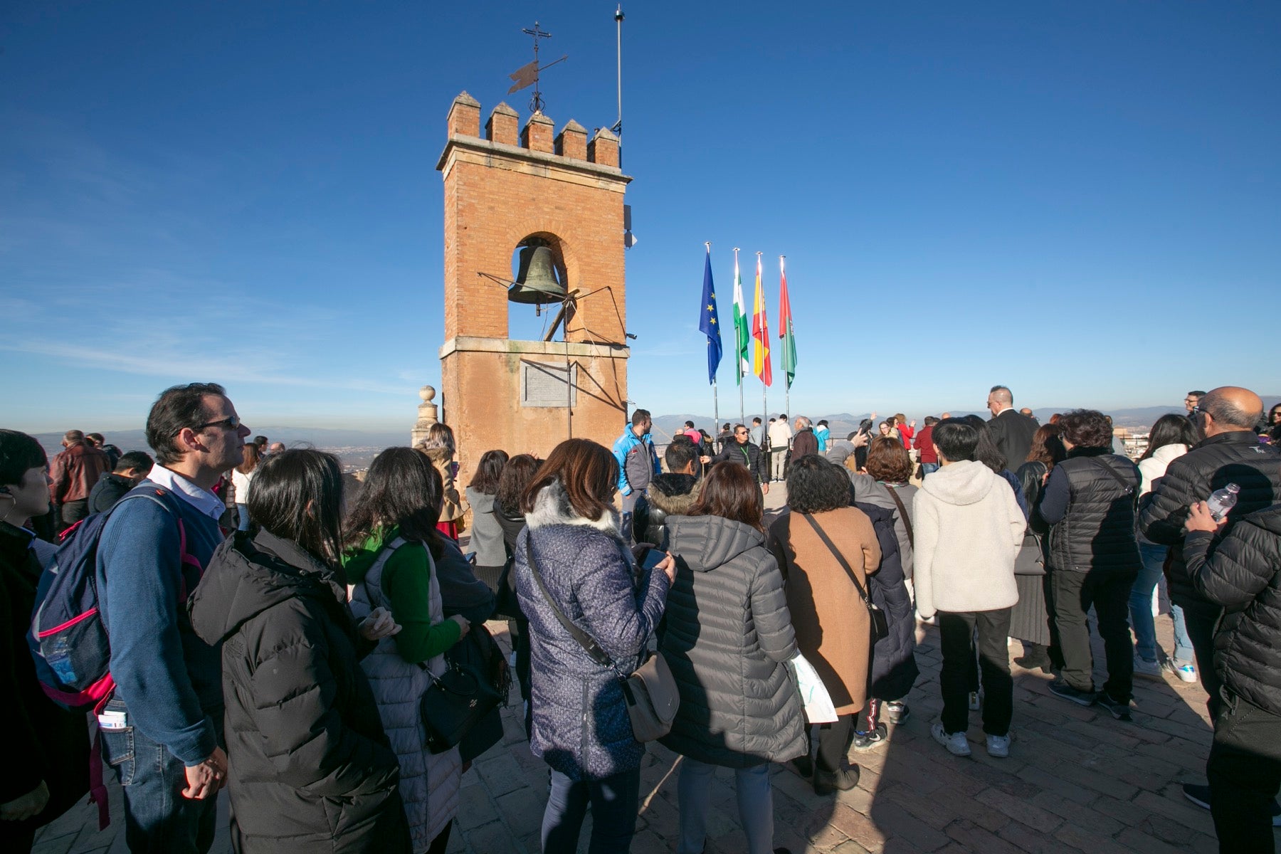 Fotos: Se cumple la tradición de tocar la campana de la Torre de la Vela el 2 de enero