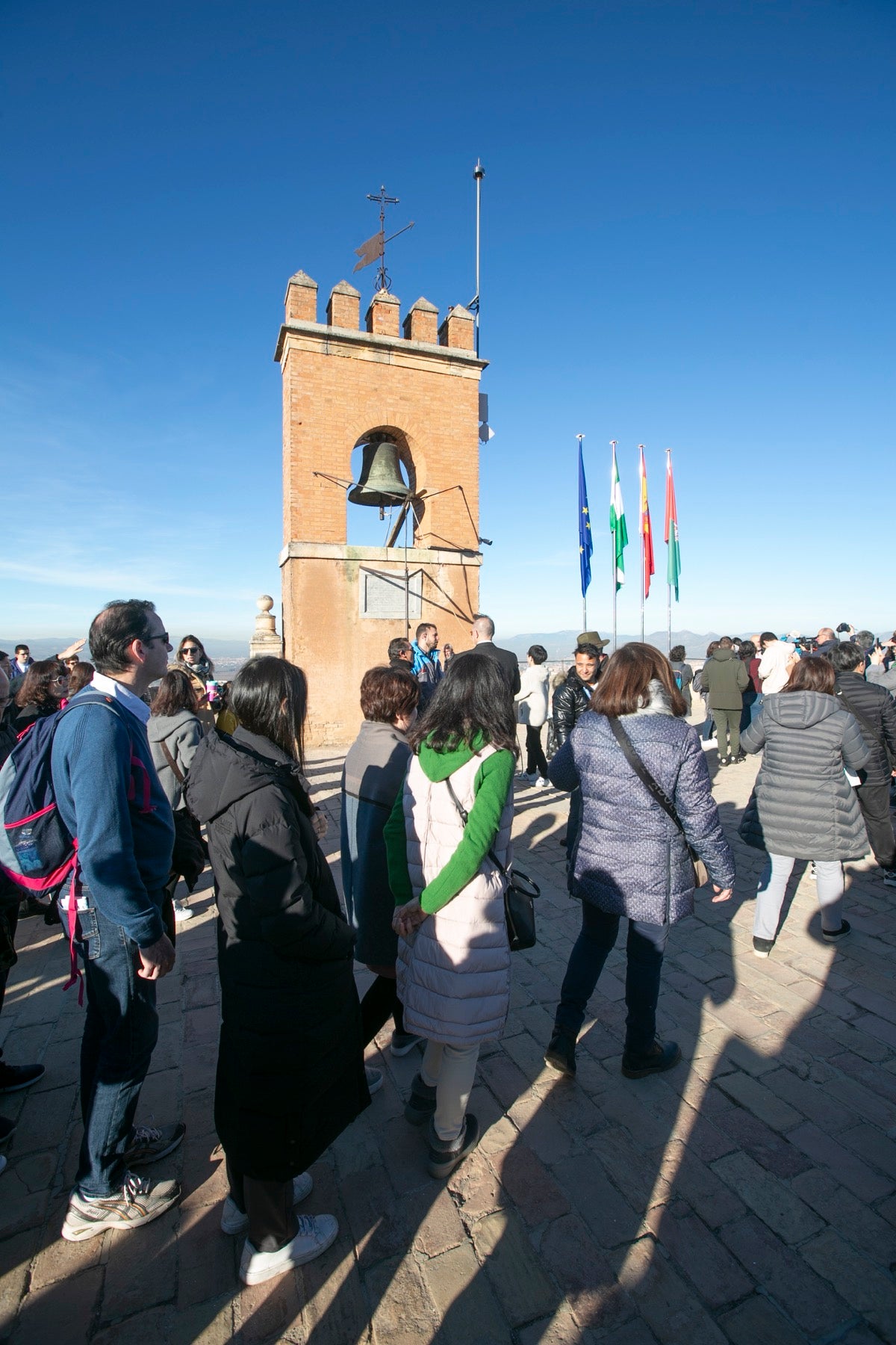 Fotos: Se cumple la tradición de tocar la campana de la Torre de la Vela el 2 de enero