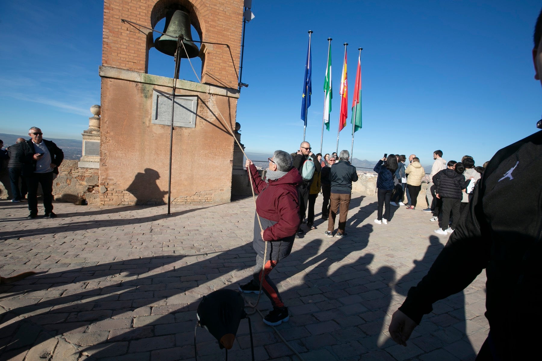 Fotos: Se cumple la tradición de tocar la campana de la Torre de la Vela el 2 de enero