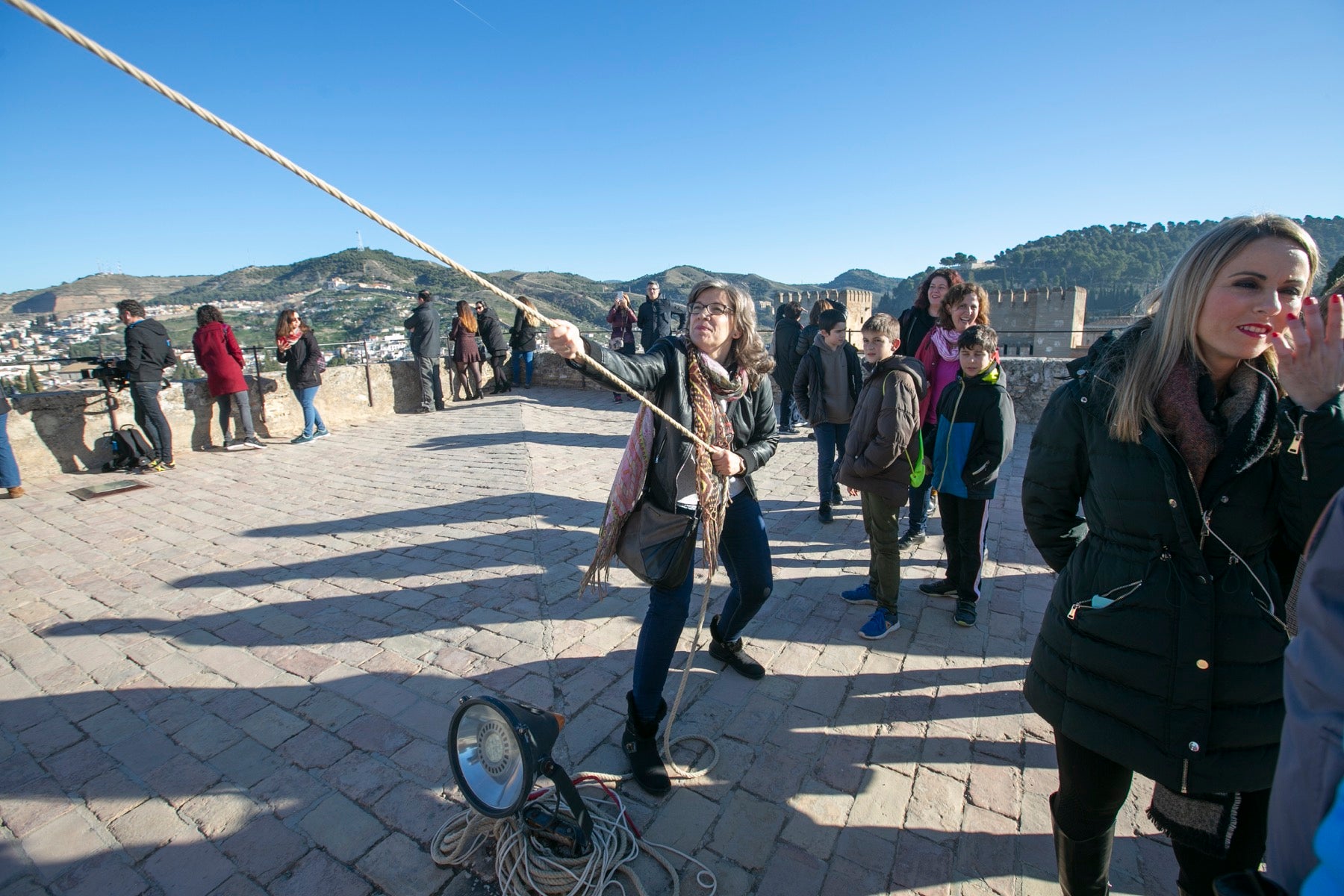 Fotos: Se cumple la tradición de tocar la campana de la Torre de la Vela el 2 de enero