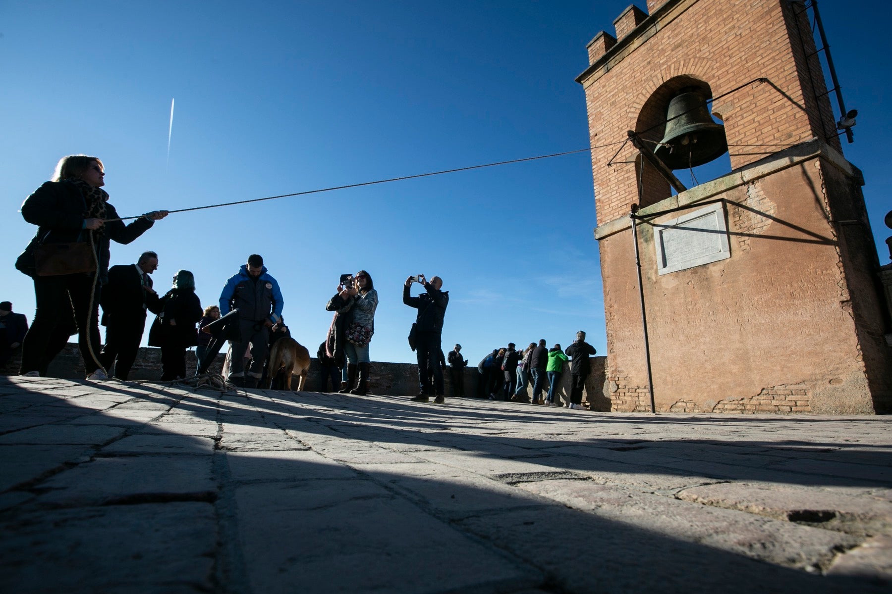 Fotos: Se cumple la tradición de tocar la campana de la Torre de la Vela el 2 de enero