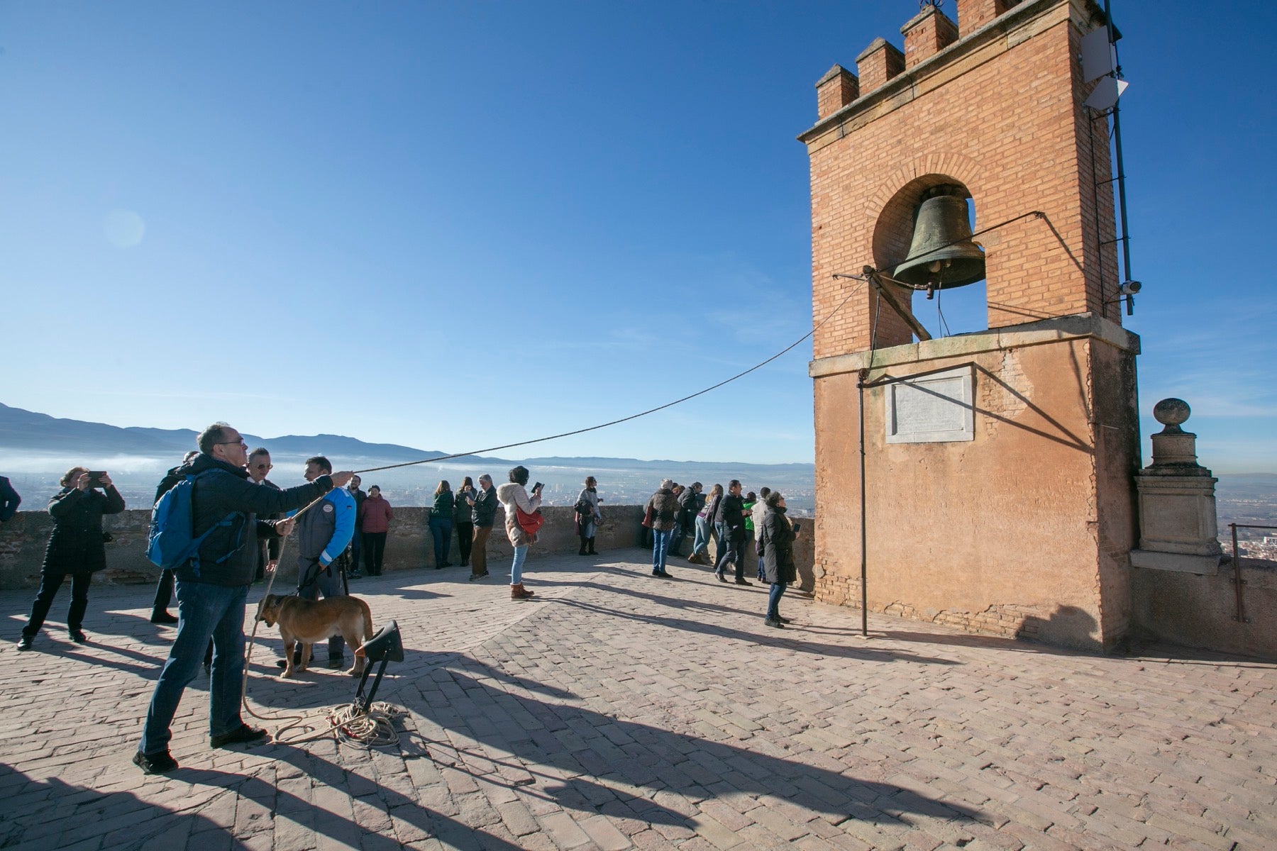 Fotos: Se cumple la tradición de tocar la campana de la Torre de la Vela el 2 de enero