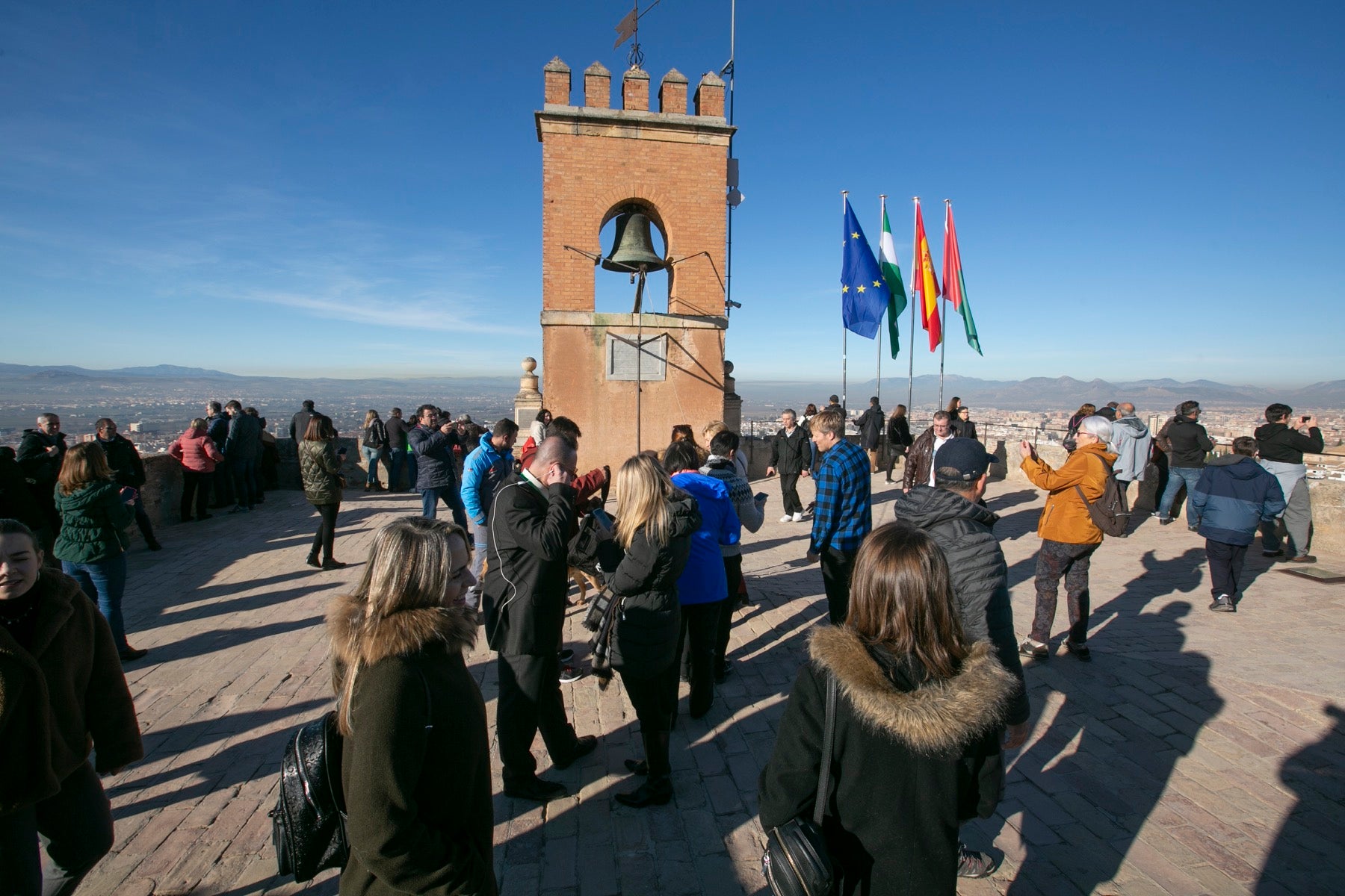 Fotos: Se cumple la tradición de tocar la campana de la Torre de la Vela el 2 de enero