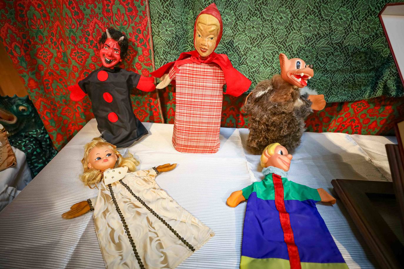 Los guiñoles con los que Pedro Gómez y Mari Paz Prieto divirtieron a los niños de Granada durante cuatro décadas se exponen hasta el día 11