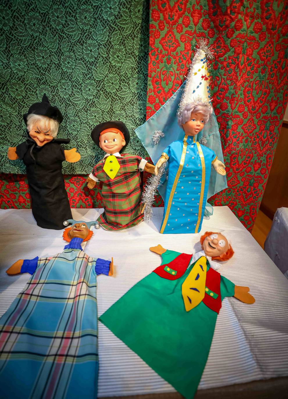 Los guiñoles con los que Pedro Gómez y Mari Paz Prieto divirtieron a los niños de Granada durante cuatro décadas se exponen hasta el día 11