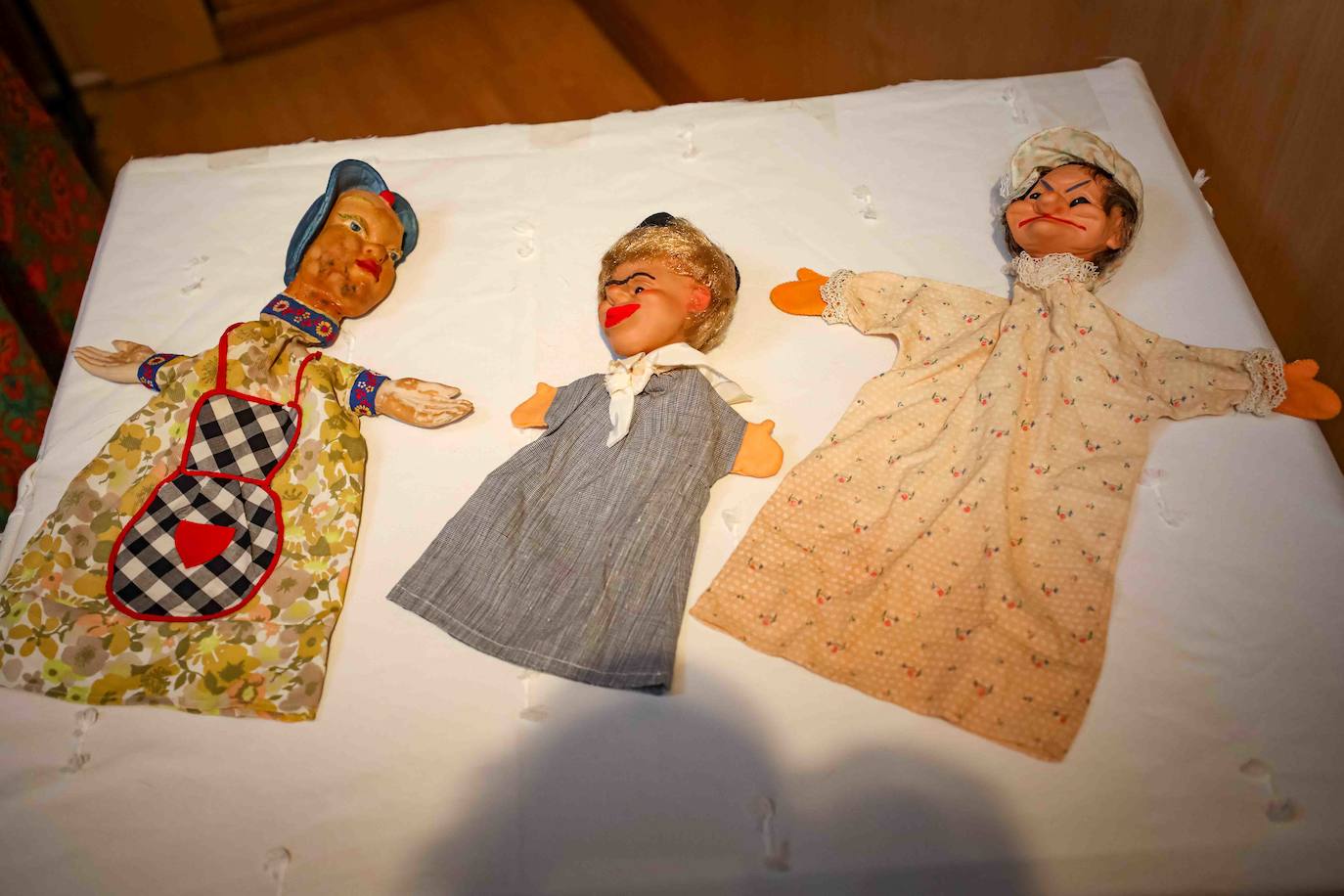 Los guiñoles con los que Pedro Gómez y Mari Paz Prieto divirtieron a los niños de Granada durante cuatro décadas se exponen hasta el día 11