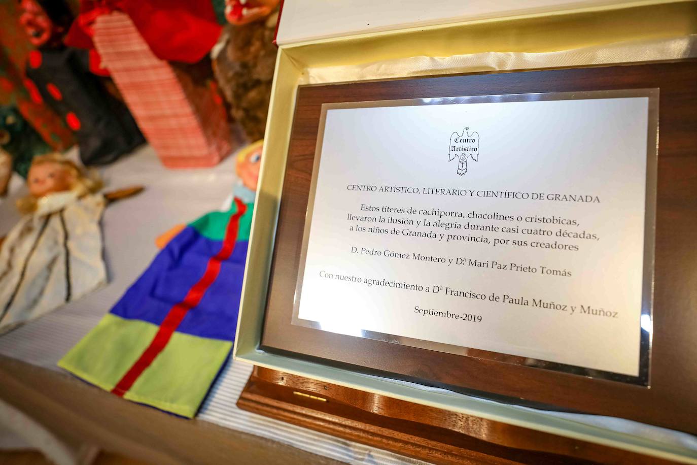 Los guiñoles con los que Pedro Gómez y Mari Paz Prieto divirtieron a los niños de Granada durante cuatro décadas se exponen hasta el día 11