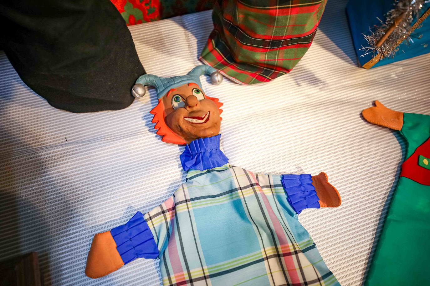 Los guiñoles con los que Pedro Gómez y Mari Paz Prieto divirtieron a los niños de Granada durante cuatro décadas se exponen hasta el día 11