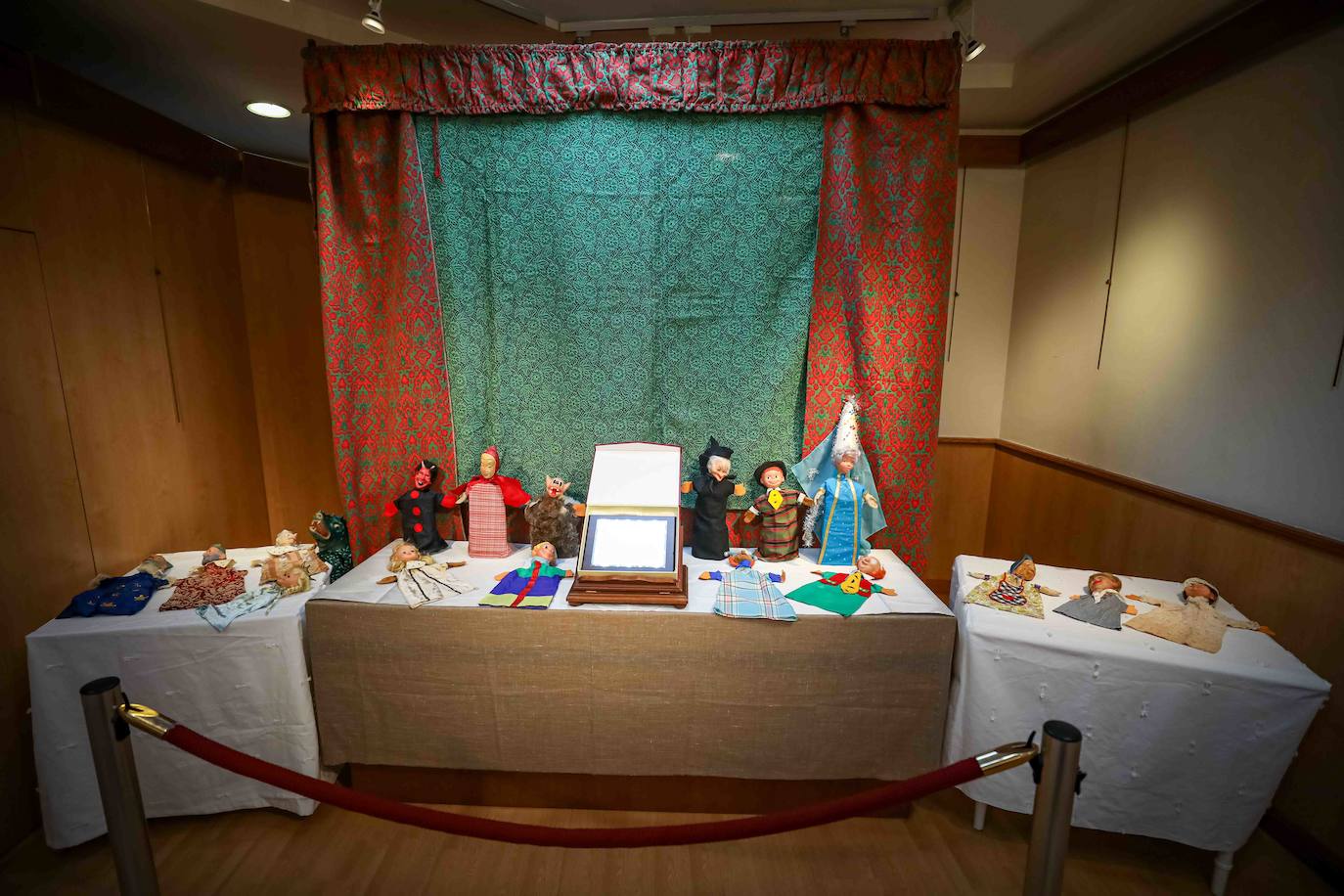 Los guiñoles con los que Pedro Gómez y Mari Paz Prieto divirtieron a los niños de Granada durante cuatro décadas se exponen hasta el día 11