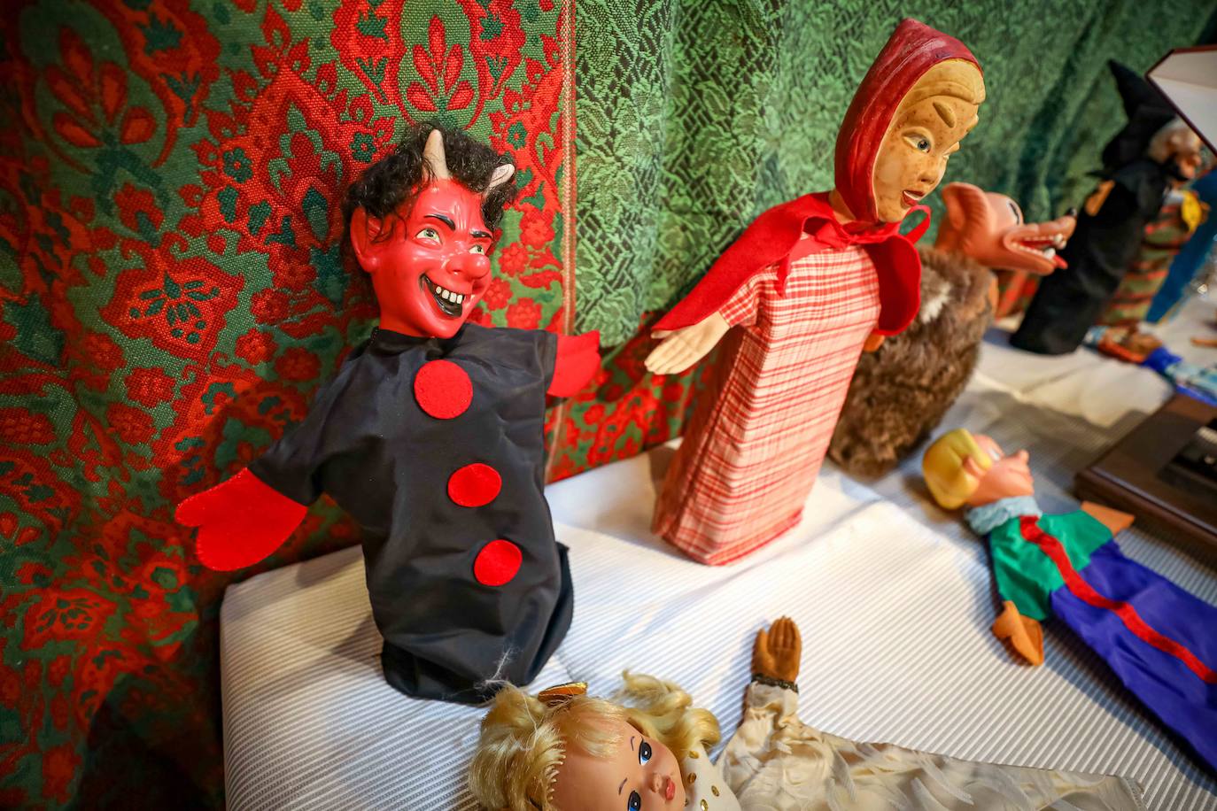 Los guiñoles con los que Pedro Gómez y Mari Paz Prieto divirtieron a los niños de Granada durante cuatro décadas se exponen hasta el día 11