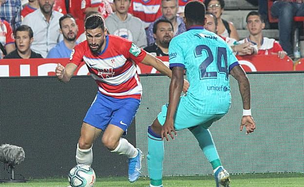 Antonio Puertas encara a Junior Firpo en el Granada-Barça. 