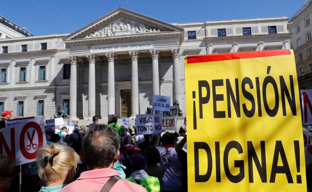 Manifestación por las pensiones frente al Congreso. 