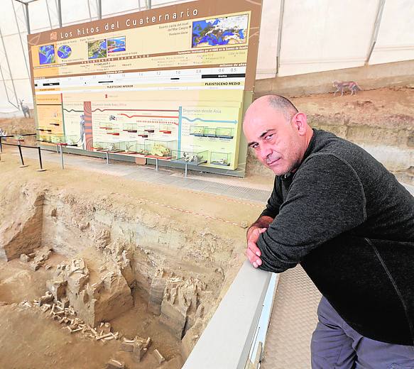 J. Antonio Garrido, en el centro de Fonelas.