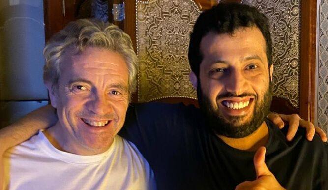 Imagen principal - Juanma Lillo, con el máximo accionista de la UD Almería. 