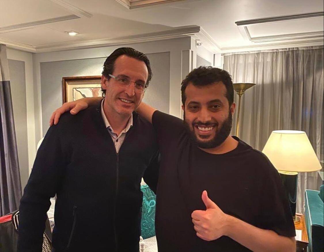 Unai Emery y Turki Al Sheikh hablaron de fútbol. 