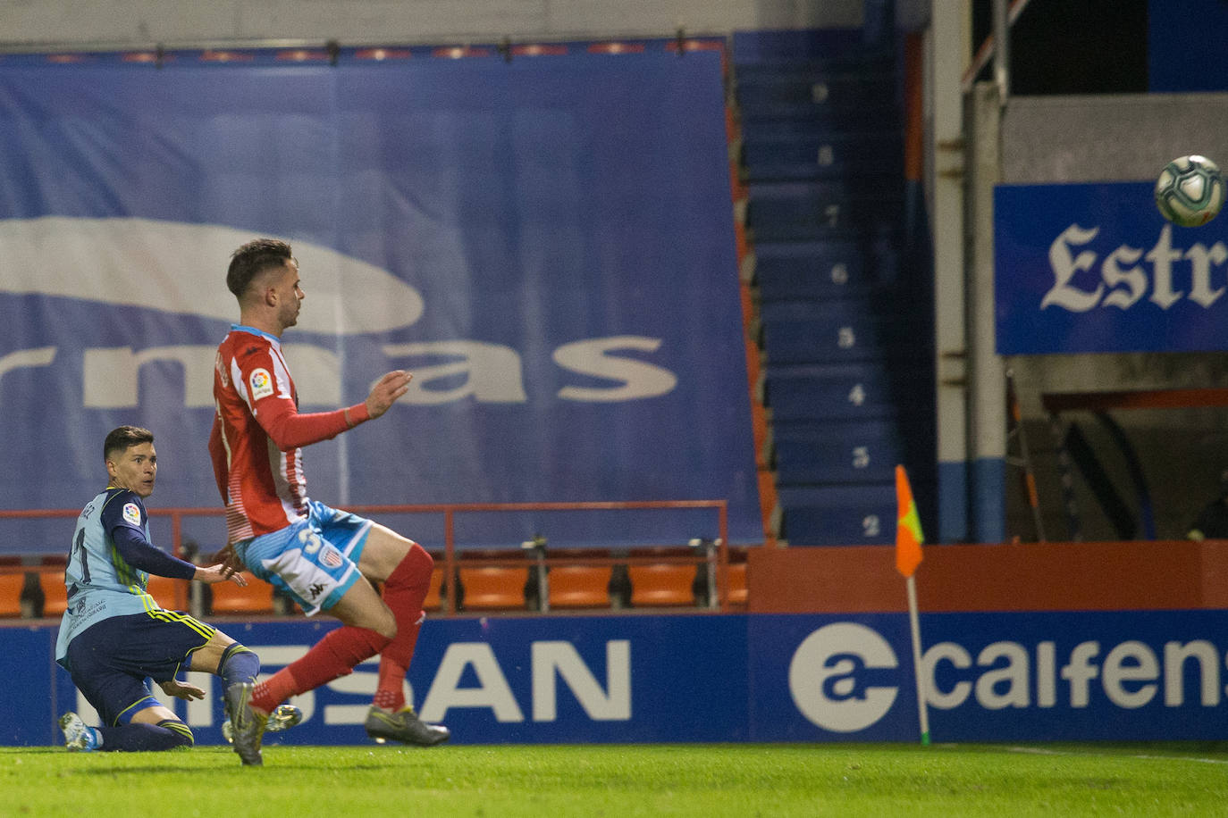 Darwin Núñez observa la trayectoria del balón en el tercer gol de la UDA, segundo suyo. 