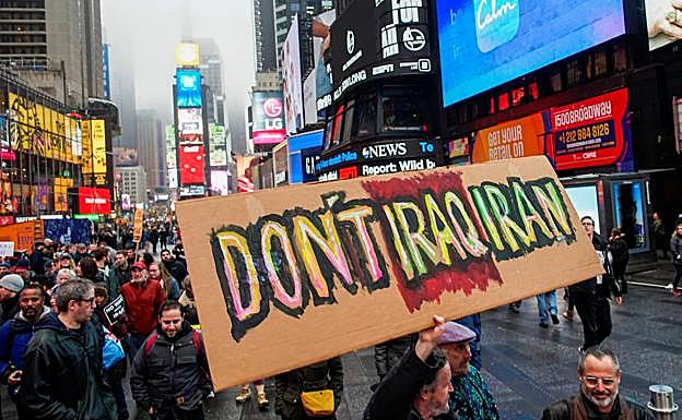 Los estadounidenses salen a las calles de 70 ciudades para protestar contra el ataque ordenado por Trump. En la imagen la protesta en Times Square (Nueva York). 