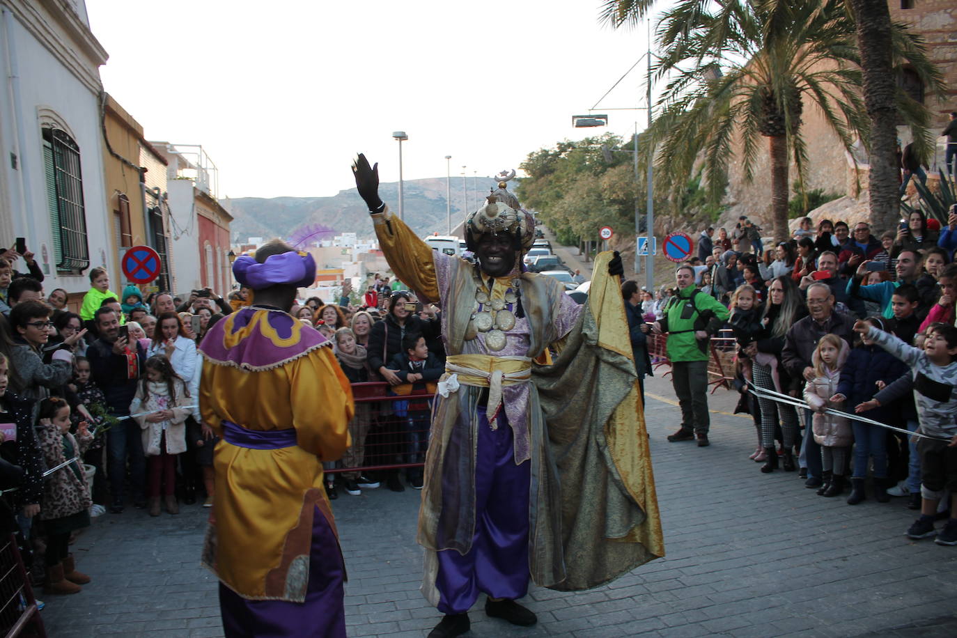 La cabalgata de Sus Majestades de Oriente recorren la ciudad en la noche más esperada de estas fiestas