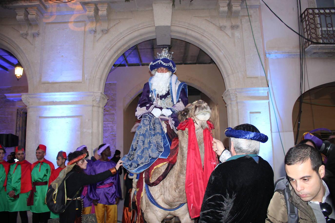 La cabalgata de Sus Majestades de Oriente recorren la ciudad en la noche más esperada de estas fiestas