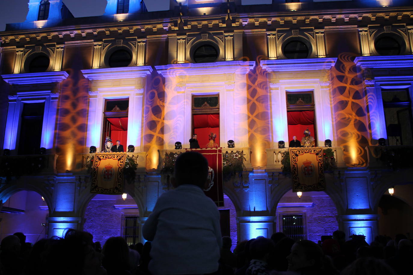 La cabalgata de Sus Majestades de Oriente recorren la ciudad en la noche más esperada de estas fiestas