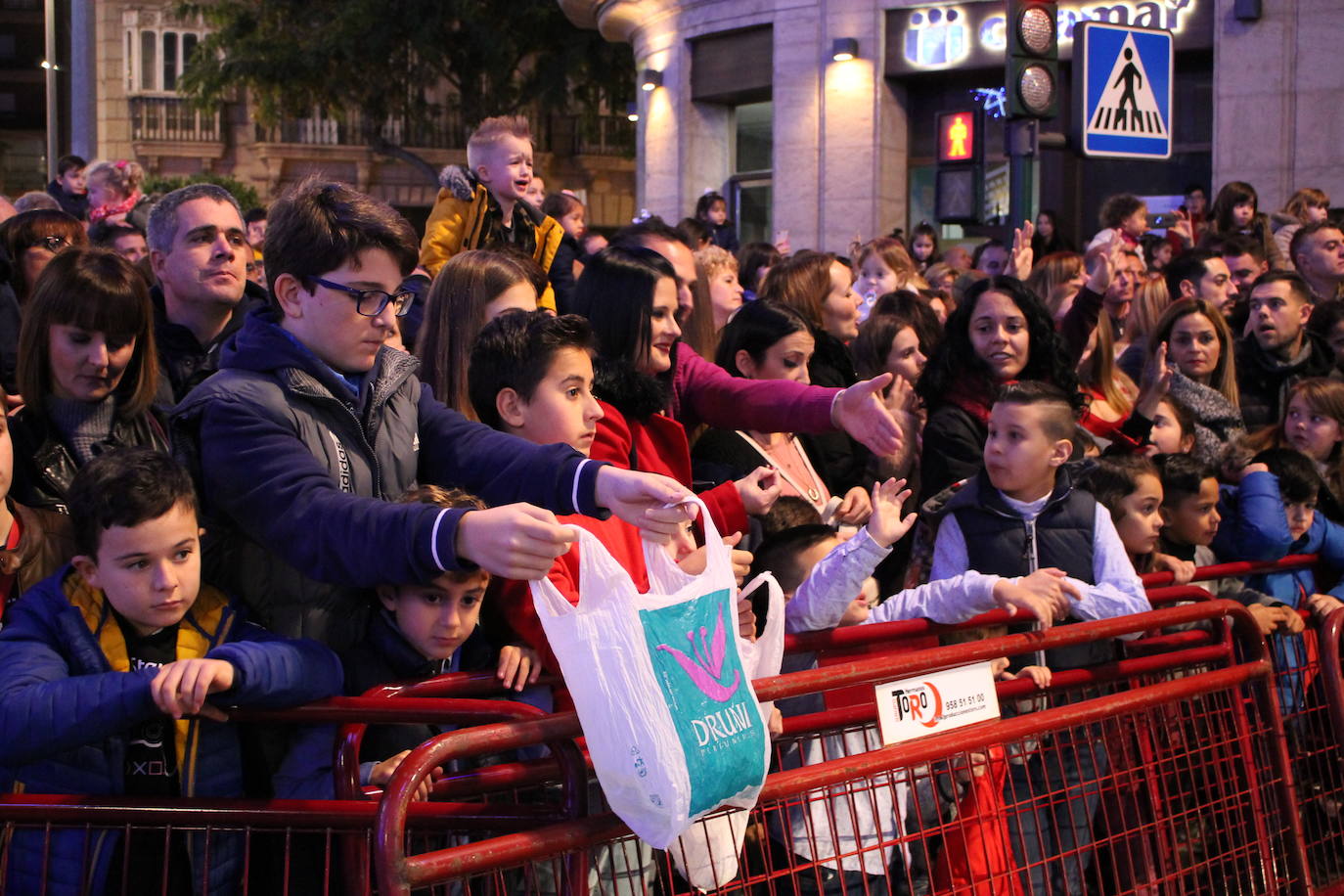 La cabalgata de Sus Majestades de Oriente recorren la ciudad en la noche más esperada de estas fiestas