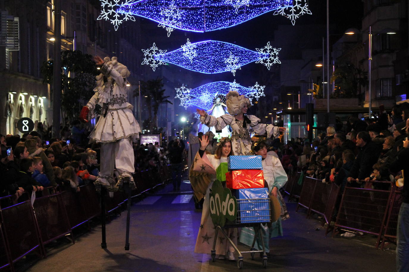 La cabalgata de Sus Majestades de Oriente recorren la ciudad en la noche más esperada de estas fiestas