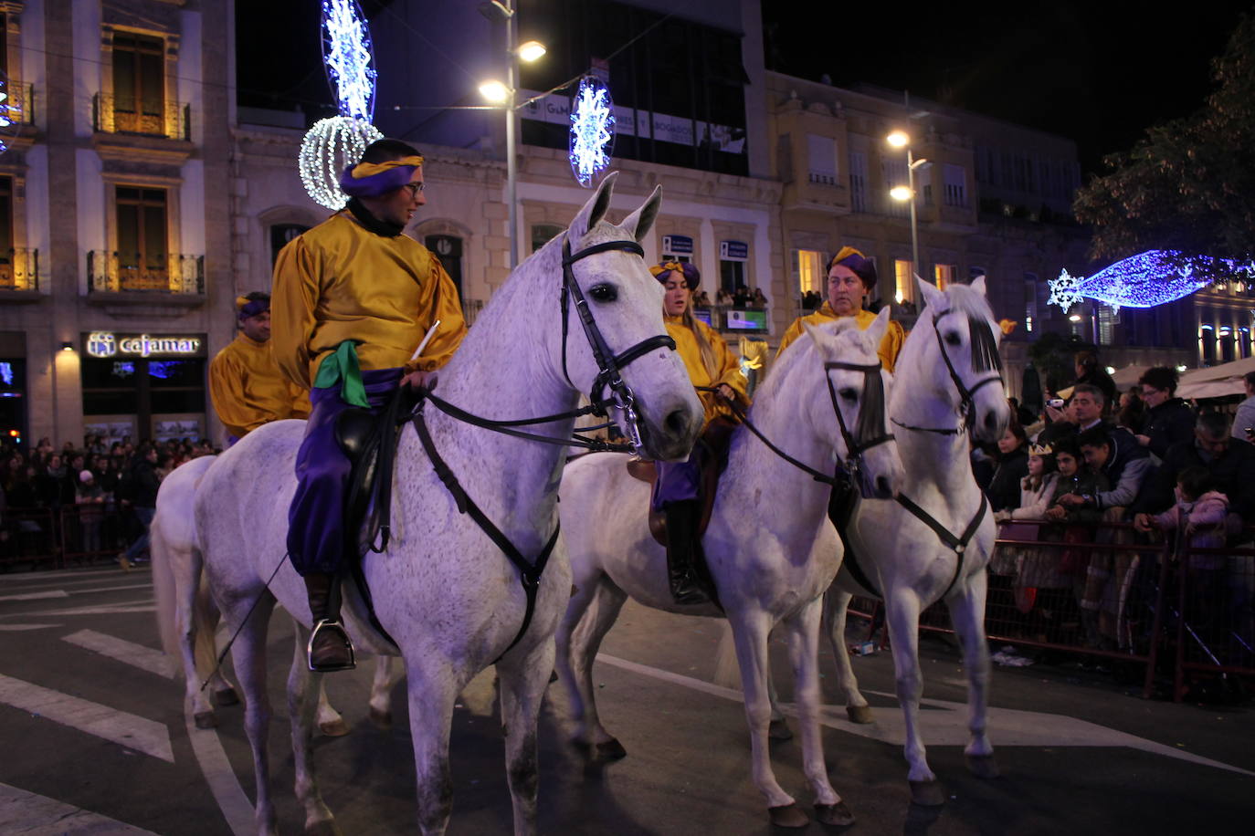 La cabalgata de Sus Majestades de Oriente recorren la ciudad en la noche más esperada de estas fiestas