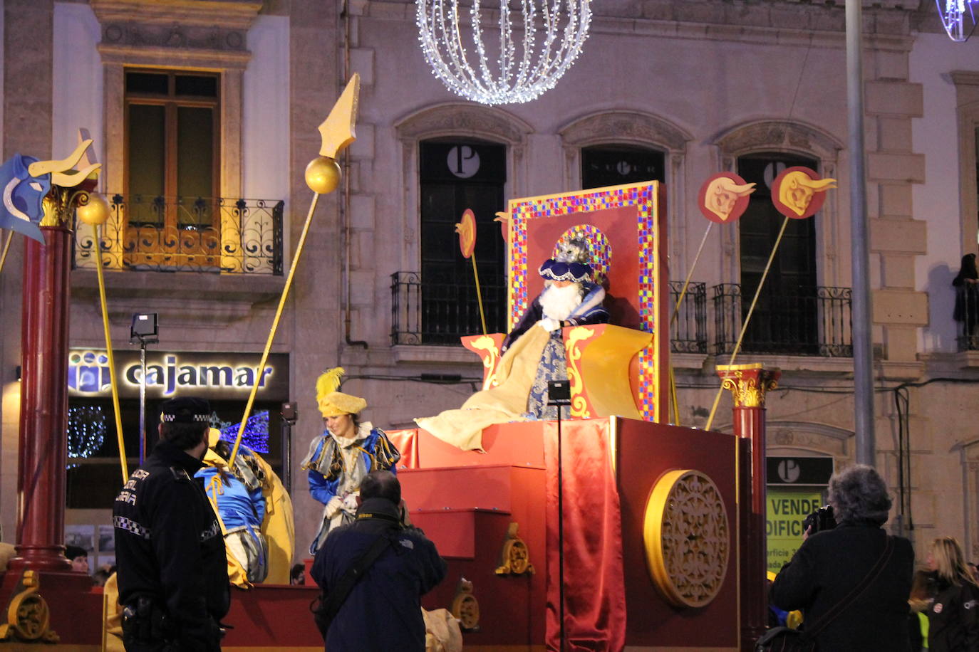 La cabalgata de Sus Majestades de Oriente recorren la ciudad en la noche más esperada de estas fiestas