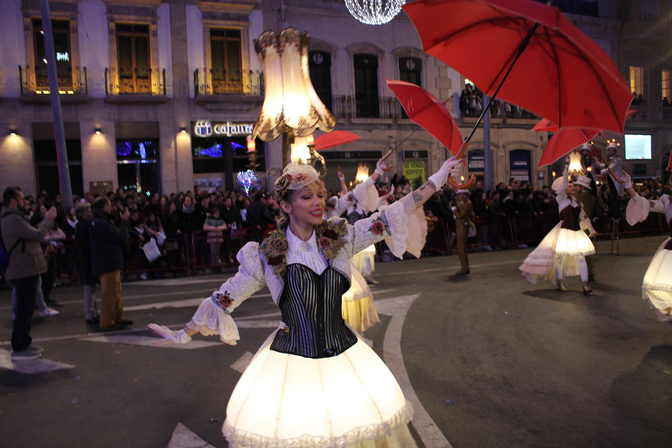 La cabalgata de Sus Majestades de Oriente recorren la ciudad en la noche más esperada de estas fiestas