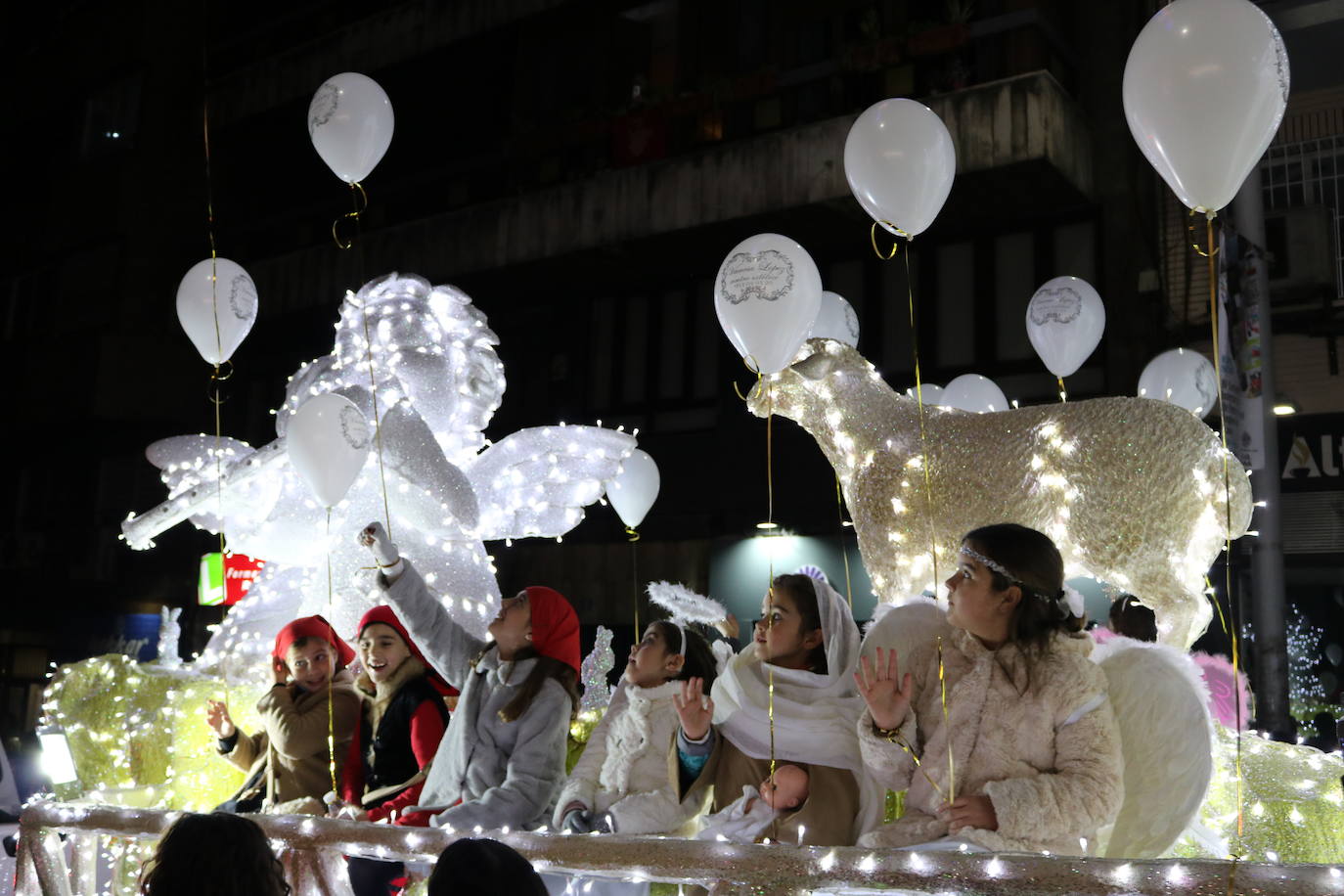 La cabalgata de Sus Majestades de Oriente recorrieron las calles de la capital dejando 6.000 kilos de caramelos y un derroche de luz y color