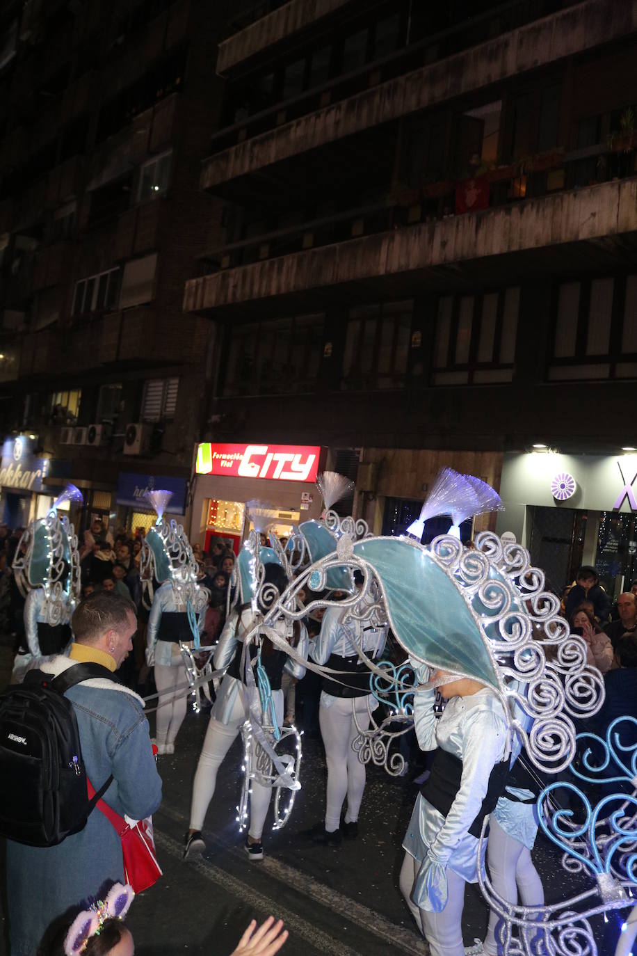La cabalgata de Sus Majestades de Oriente recorrieron las calles de la capital dejando 6.000 kilos de caramelos y un derroche de luz y color
