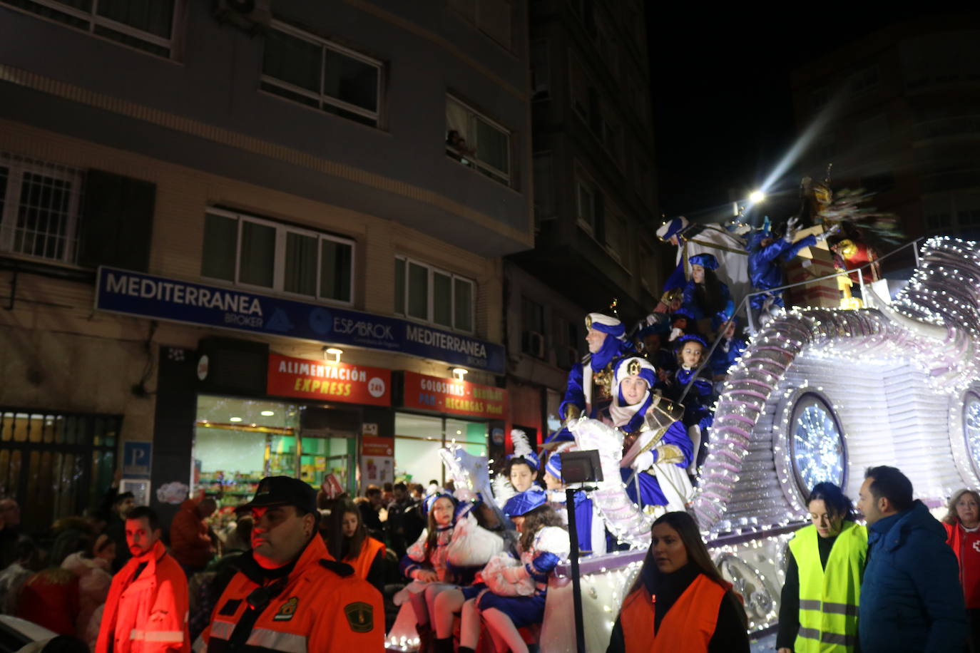 La cabalgata de Sus Majestades de Oriente recorrieron las calles de la capital dejando 6.000 kilos de caramelos y un derroche de luz y color