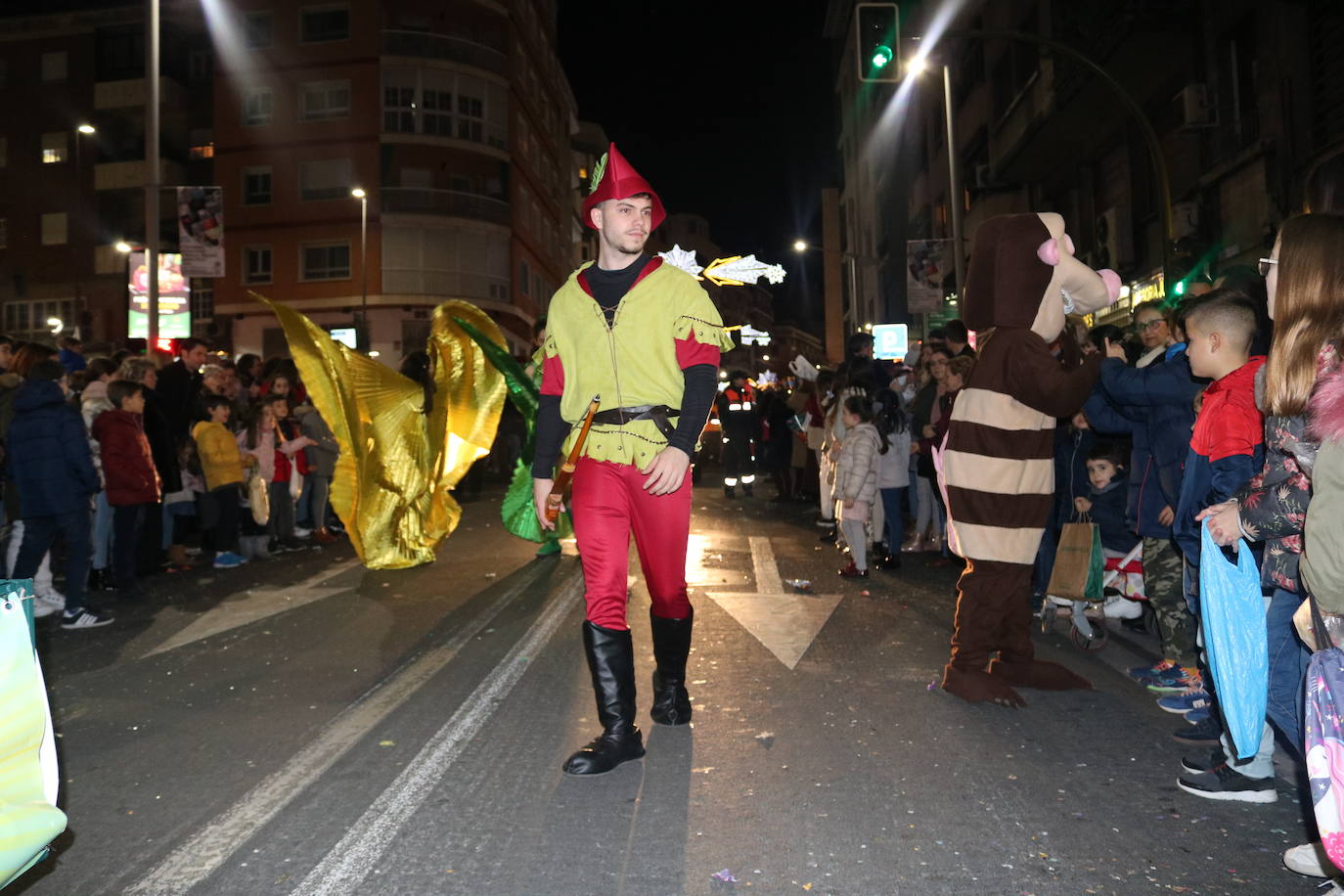 La cabalgata de Sus Majestades de Oriente recorrieron las calles de la capital dejando 6.000 kilos de caramelos y un derroche de luz y color