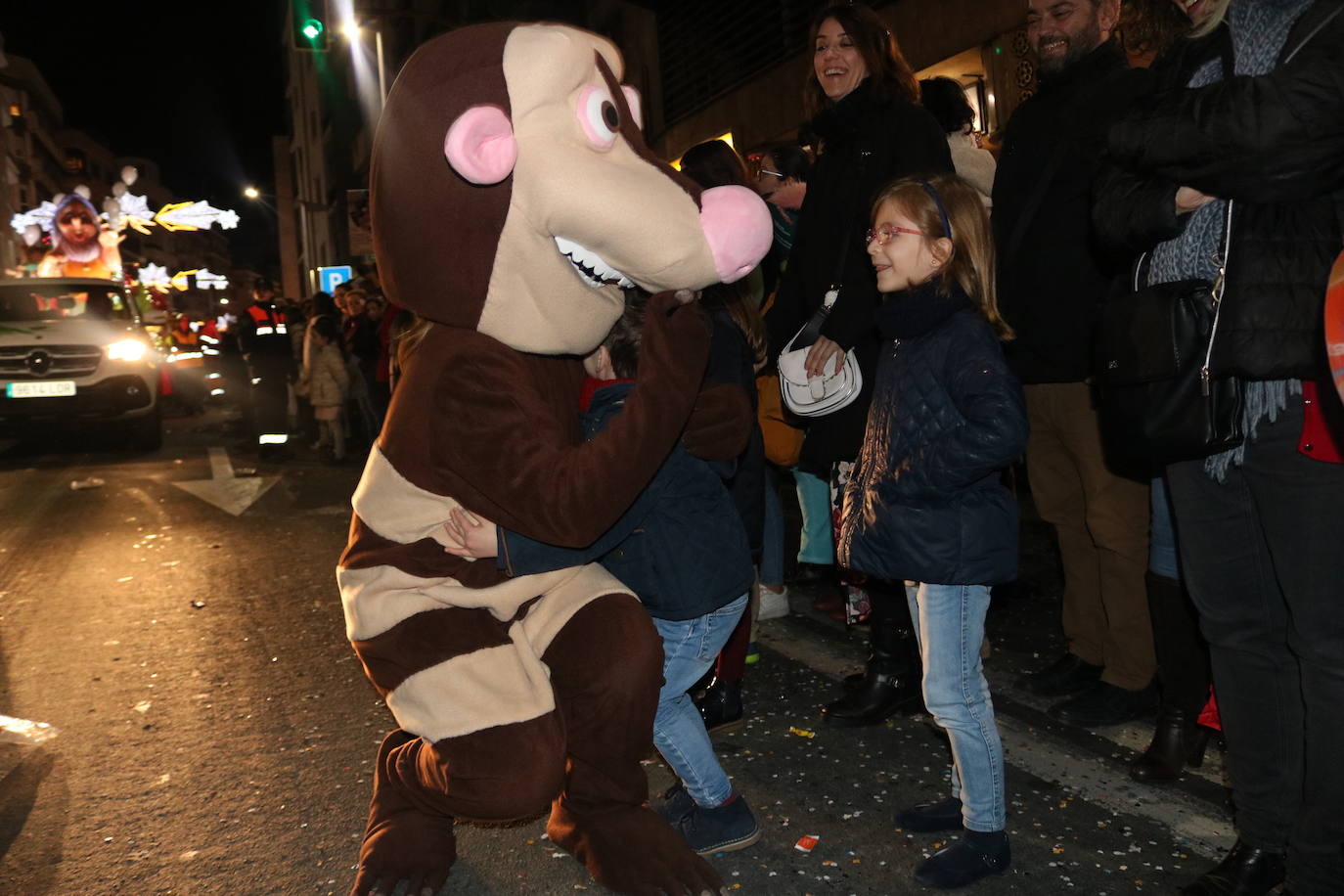 La cabalgata de Sus Majestades de Oriente recorrieron las calles de la capital dejando 6.000 kilos de caramelos y un derroche de luz y color