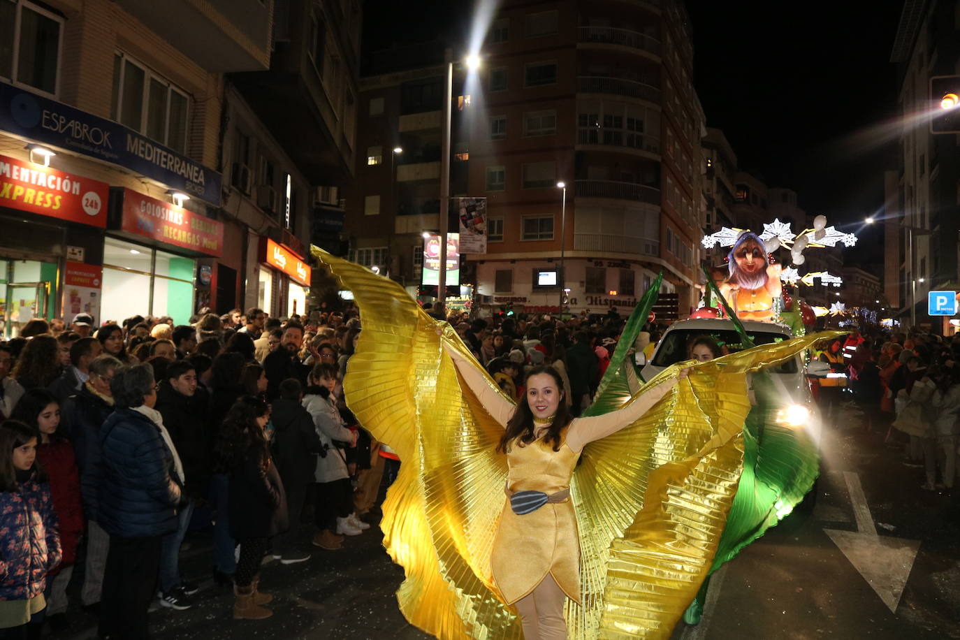 La cabalgata de Sus Majestades de Oriente recorrieron las calles de la capital dejando 6.000 kilos de caramelos y un derroche de luz y color