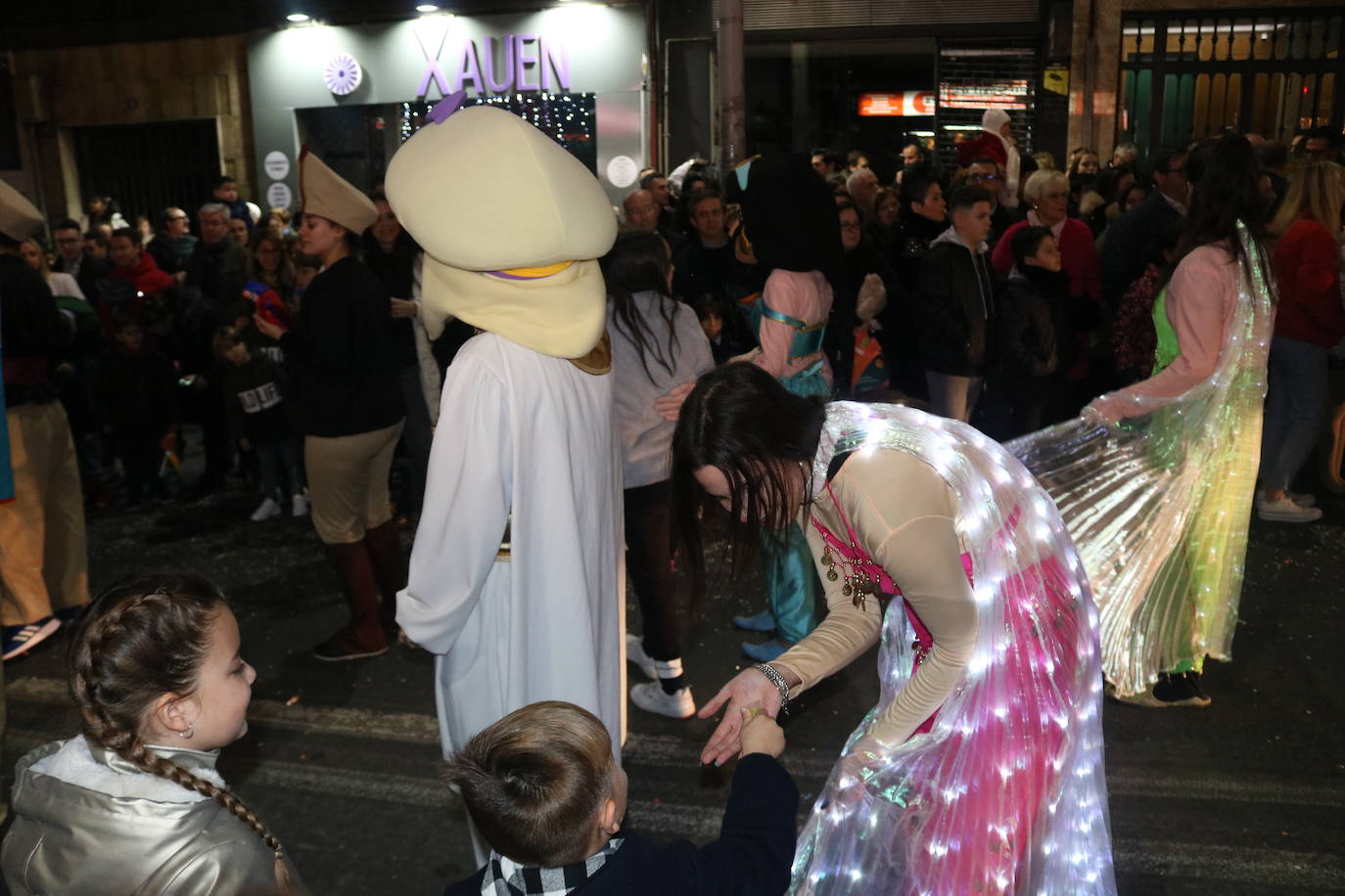La cabalgata de Sus Majestades de Oriente recorrieron las calles de la capital dejando 6.000 kilos de caramelos y un derroche de luz y color