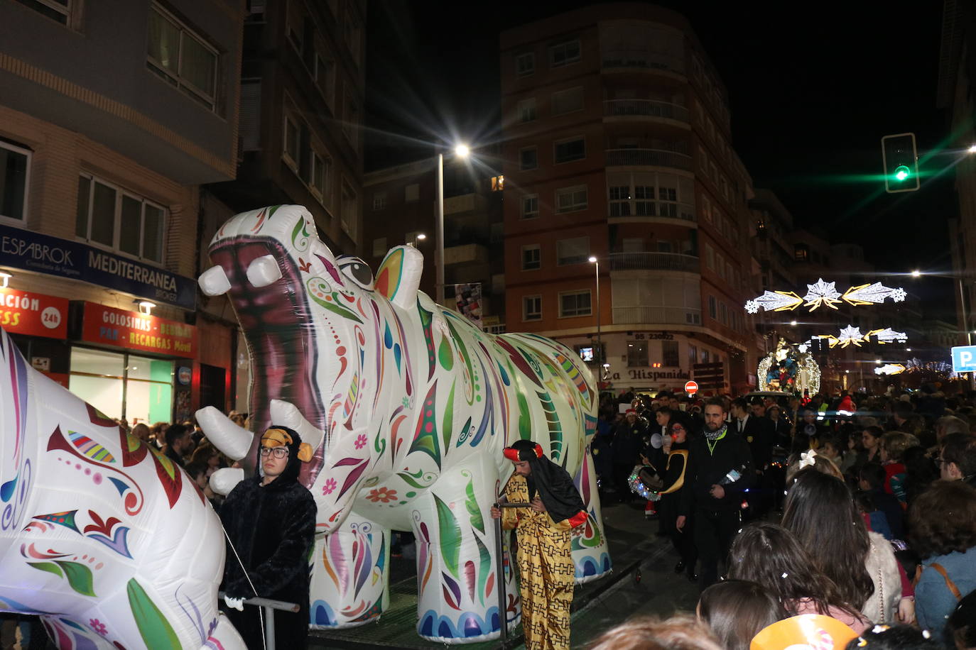 La cabalgata de Sus Majestades de Oriente recorrieron las calles de la capital dejando 6.000 kilos de caramelos y un derroche de luz y color