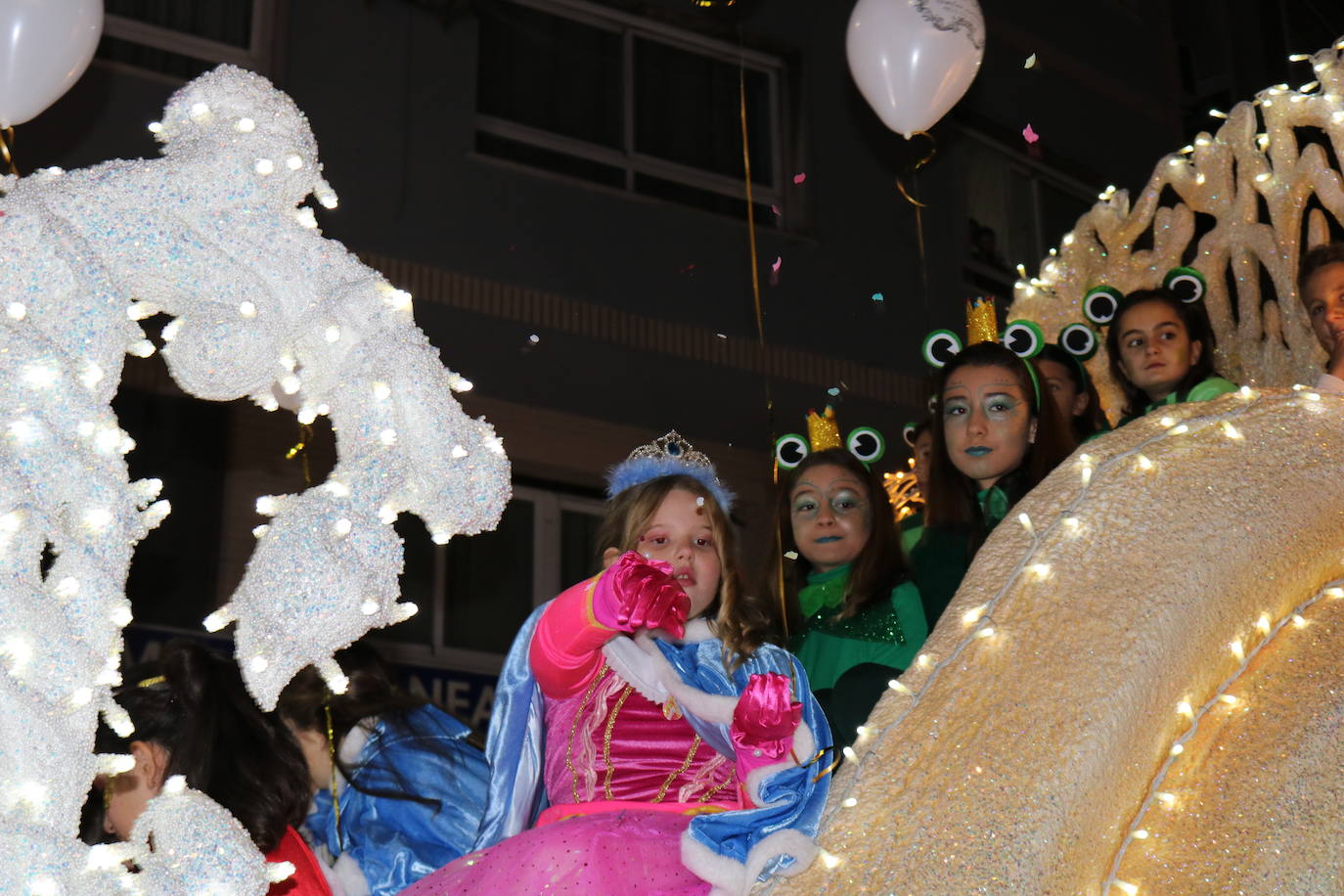 La cabalgata de Sus Majestades de Oriente recorrieron las calles de la capital dejando 6.000 kilos de caramelos y un derroche de luz y color