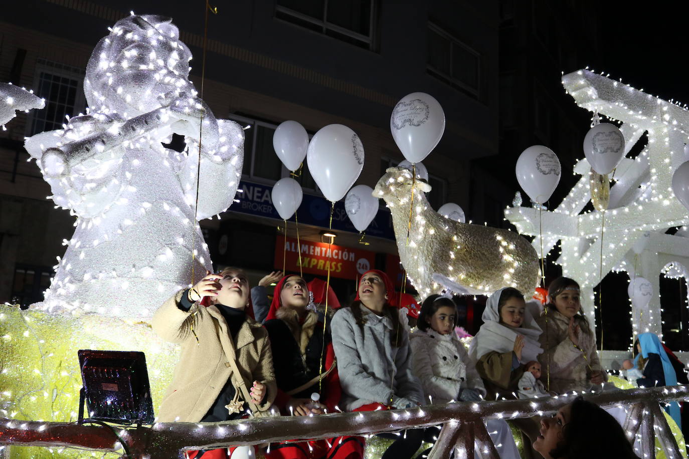 La cabalgata de Sus Majestades de Oriente recorrieron las calles de la capital dejando 6.000 kilos de caramelos y un derroche de luz y color