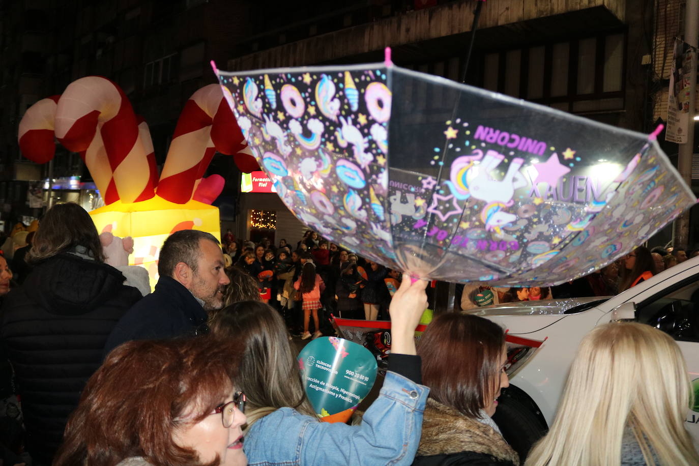 La cabalgata de Sus Majestades de Oriente recorrieron las calles de la capital dejando 6.000 kilos de caramelos y un derroche de luz y color