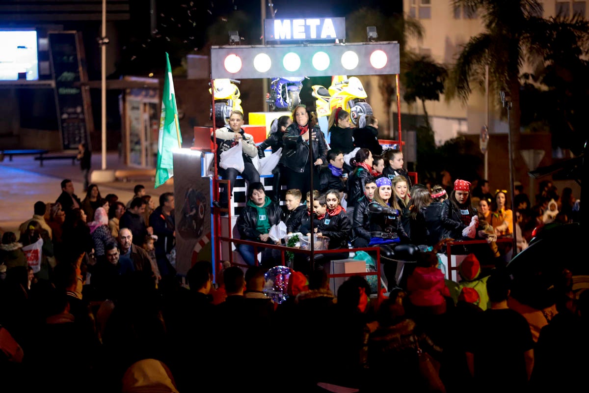 Cientos de personas salieron a recibir a sus majestades desde la llegada al puerto y durante las carrozas