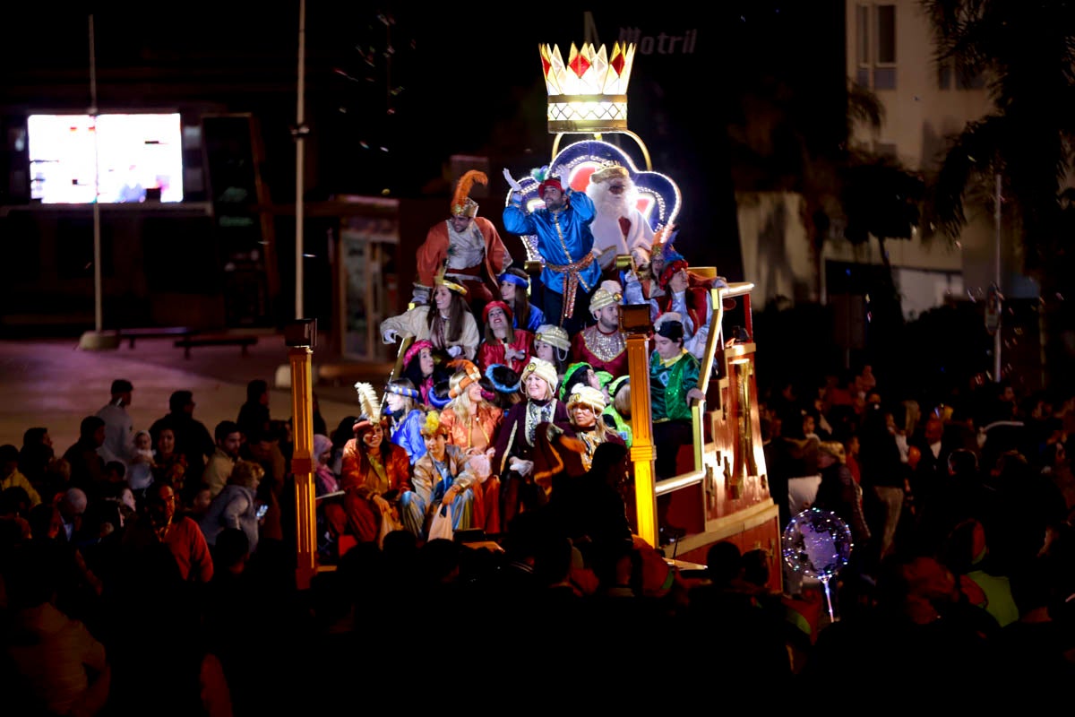 Cientos de personas salieron a recibir a sus majestades desde la llegada al puerto y durante las carrozas
